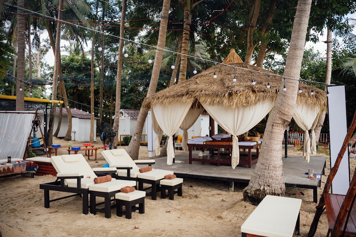 To The Moon (ทูเดอะมูน) Chumphon Food&Drink Full Moon Party