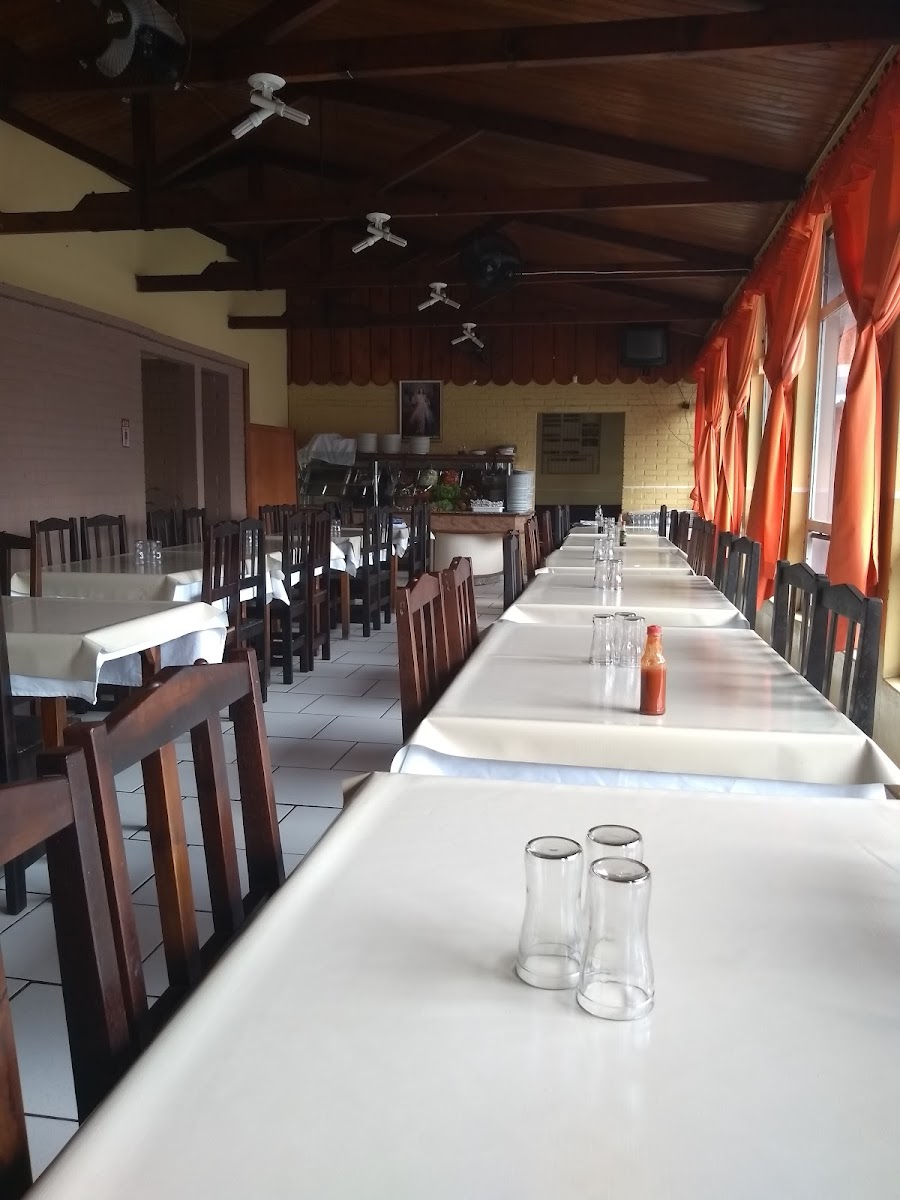 Restaurante e buffet Quero-Quero aberto de segunda a domingo.