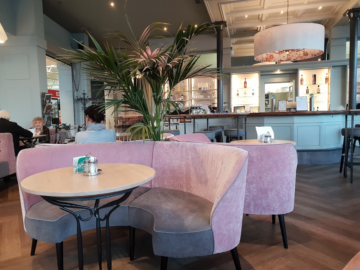 Rhesi Cafe & Restaurant