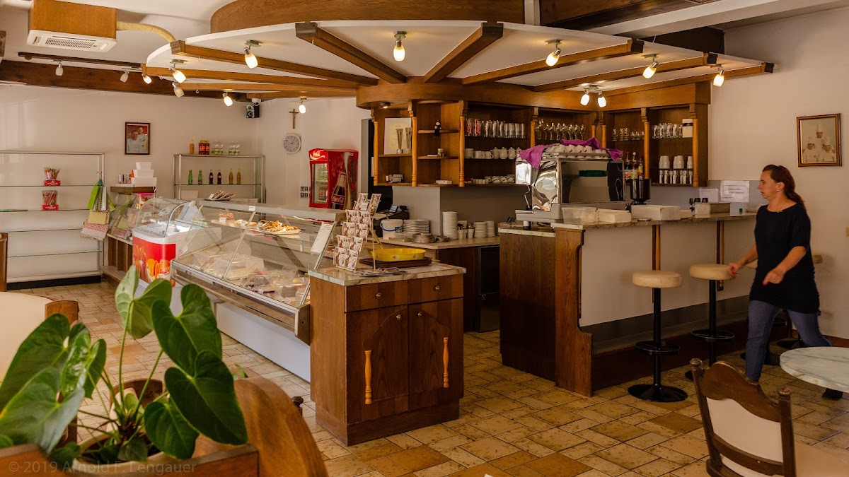 Adi und Peter Lunzer Cafe-Konditorei OG